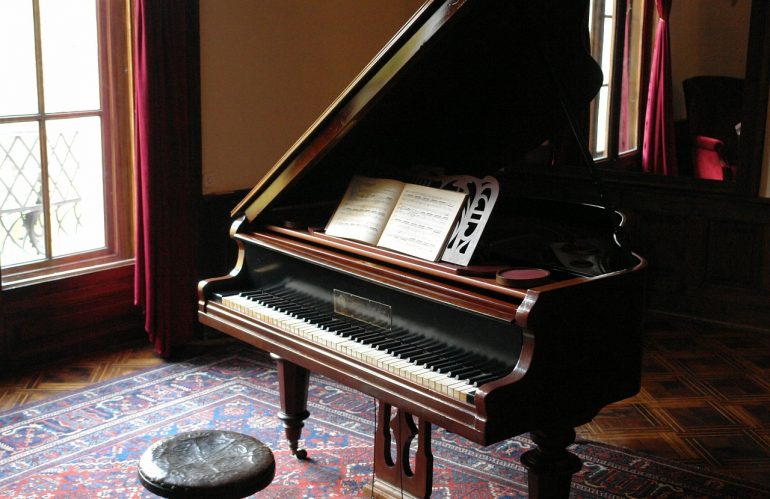 Why Should You Hire Professionals To Move Your Piano? Here are 5 Reasons!